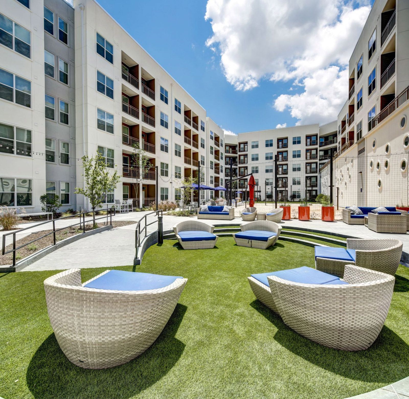 outdoor seating area courtyard San Marcos student housing